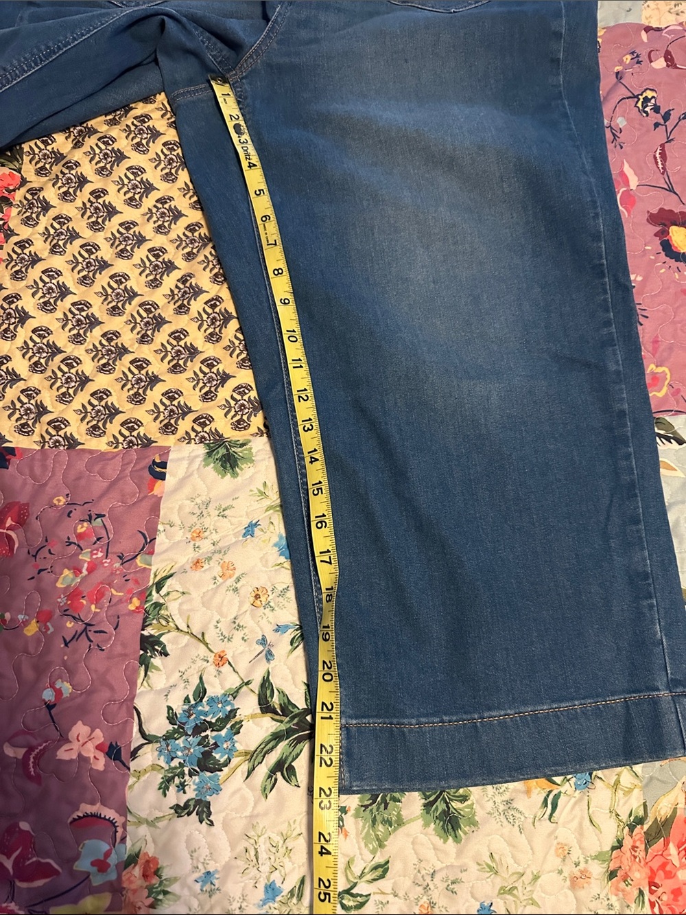 torrid High-Rise Wide-Leg Cropped Jeans in Medium Blue - Picture 8 of 8